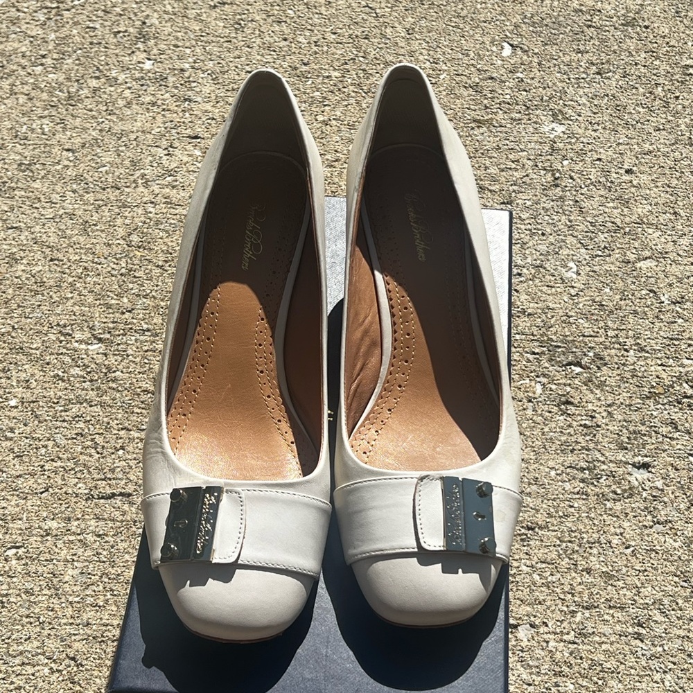 White Brooks Brothers vintage heels
